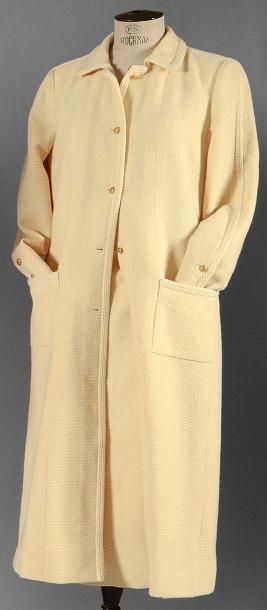 CHANEL Tailleur en tweed ivoire, long manteau à boutons dorés avec joli col classique,...