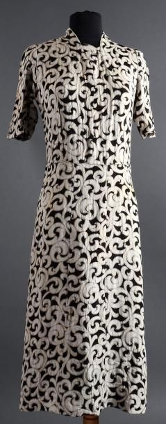 Elsa SCHIAPARELLI (Griffe absente) Robe d'après midi en damas de soie à fond noir...