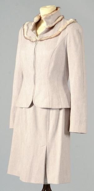 MUGLER Tailleur en tissu laine et angora gris taupé, veste a col droit avec 3 bandes...