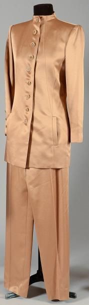 Ivoire de BALMAIN Tailleur pantalon beige doré en satin, veste longue, col officier...