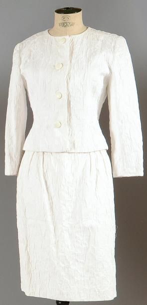 CHRISTIAN DIOR BOUTIQUE Tailleur dame en coton blanc à motifs en relief, Veste courte...