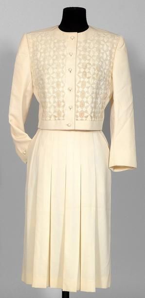 NINA RICCI - Paris Tailleur en gabardine de laine de couleur ivoire, jupe à plis...