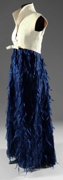 GIVENCHY Haute couture, Robe du soir, vers 1960, jupe longue formée d'une multitude...