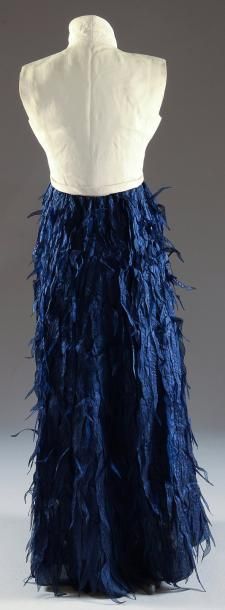 GIVENCHY Haute couture, Robe du soir, vers 1960, jupe longue formée d'une multitude...