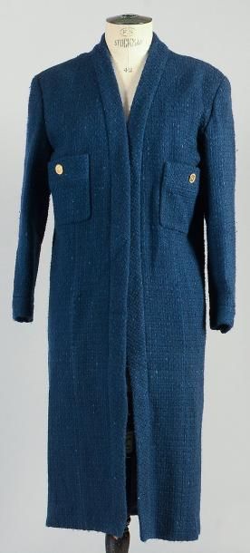 CHANEL BOUTIQUE Long Manteau en tweed marine, encolure en V, double parement sur...