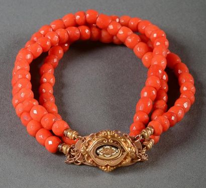 null Bracelet de trois rangs de perles de corail facettées, fermoir en or jaun. décor...
