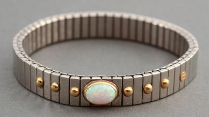 NOMINATION Un bracelet en acier, or et opale signé "Nomination". Poids: 18,30 g