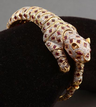 null Un bracelet en or jaune articulé, représentant une grande panthère sertie de...