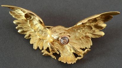 null Une importante broche en or jaune, représentant un aigle les ailes déployées,...