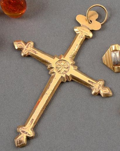 null Une croix régionale en métal plaqué, travail XIXe siècle. Poids: 31,20 g