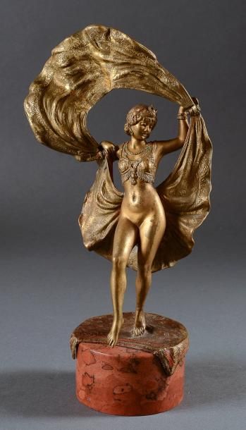 null Bronze de Vienne. Rare et importante figure en bronz. patine doré représentant...