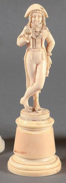 Dieppe Incroyable en ivoire sculpté. (Usures). Vers 1880. H.: 15,5 cm