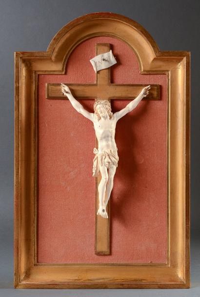Dieppe Christ en croix en ivoire sculpté, trace de signature sur le côté.. H.: 25...