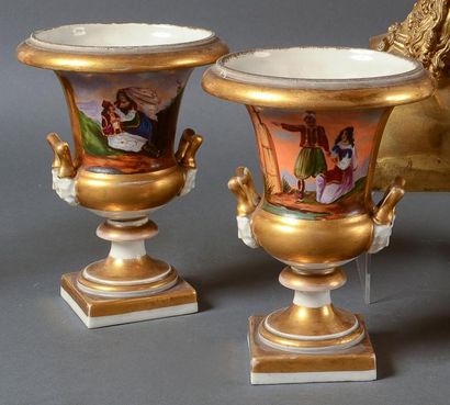 PARIS Paire de vases Médicis en porcelaine polychrom. décor orientaliste. Vers 1...