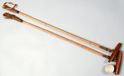 null Maillets en bois manche bambou. Vers 1930. Longueur 127 cm. On y joint une ...