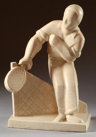 null Statue en porcelaine craquelée. «Joueurs au filet». Circa 1935. Monogrammée...