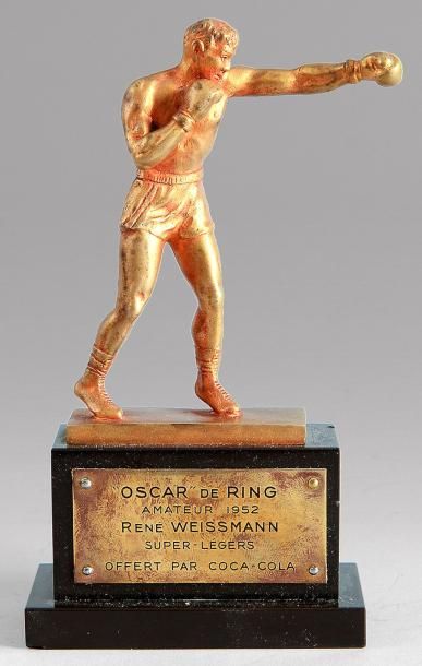 null Trophée en bronze. «Oscar du ring amateur 1952» offert à René Weissmann dans...