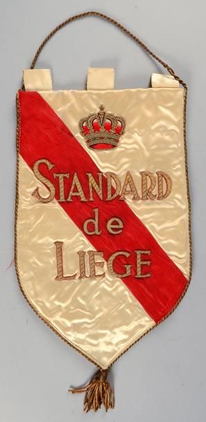 null Fanion du Standard de Liège. Brodé au fil d?or. Vers 1950. Dim. 20 x 35 cm