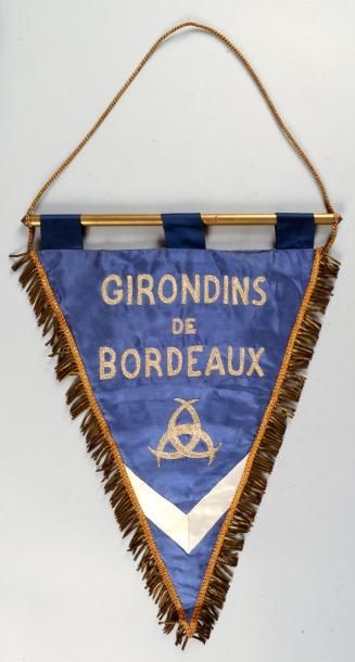 null Fanion des girondins de Bordeaux. Vers 1950. Brodé au fil d?or. Dim. 28 x 40...