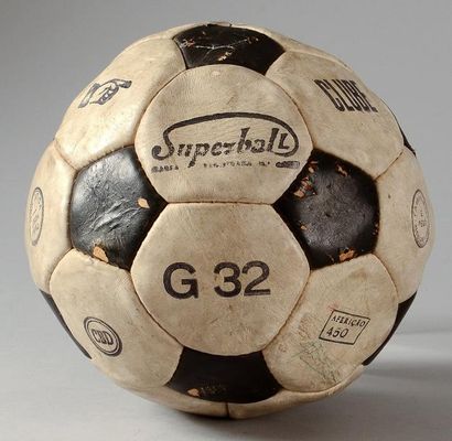 null Ballon officiel «Superball G 32» utilisé lors du match de la Coupe des Nations...