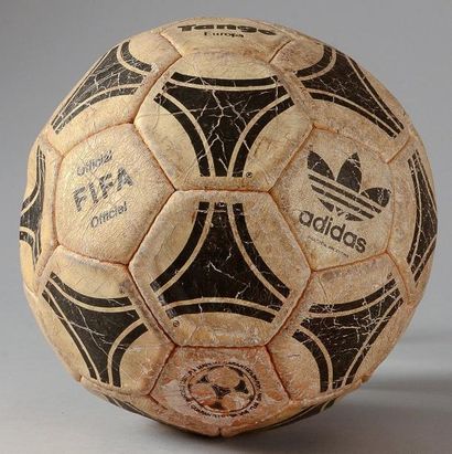 null Ballon officiel utilisé lors de la finale de la Copa América le 12 juillet 1987...
