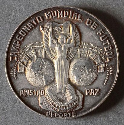 null Médaille commémorative de la Coupe du Monde 1970 au Mexique. Bronze argenté....