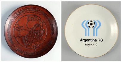 null Ensemble de 2 plats commémoratif pour la Coupe du Monde 1978 en Argentine. Diamètre...