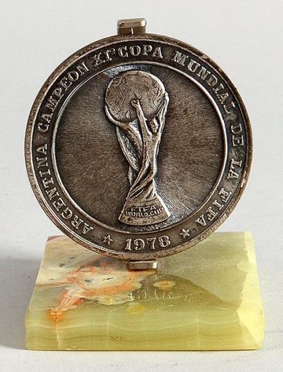 null Trophée commémoratif offert aux vainqueurs de la Coupe du Monde 1978 par la...