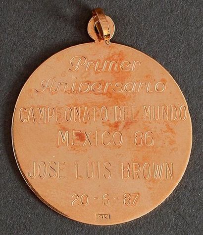 null Médaille en or attribuée par la Fédération Argentine à José Luis Brown pour...