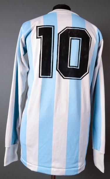 null Maillot porté par Diégo Maradona n°10 avec l?équipe nationale d?Argentine face...