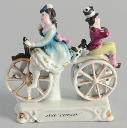 null Statuette en porcelaine «Couple sur vélocipède tricycle». Circa 1870. Hauteur...