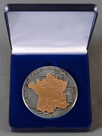 null Médaille officielle du Tour de France 2012. Diamètre 80 mm. Dans sa boîte d...