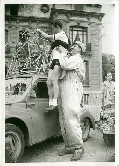 null Lot de 40 photos originales de presse autour du Tour de France 1954. Format...