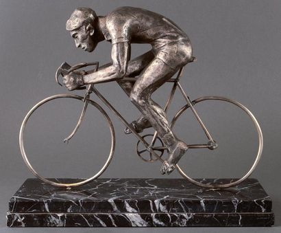 null Sculpture en bronze sur socle marbre. «Jacques Anquetil en course». Vers 1960....