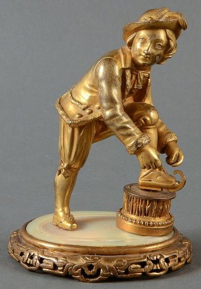 null Sculpture en bronze doré sur socle nacré. Patineur de la fin du XIXème siècle....