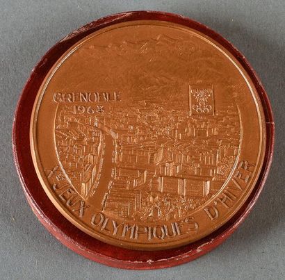 1968. Grenoble Médaille officielle des participants. En bronze. Graveur Coeffin....
