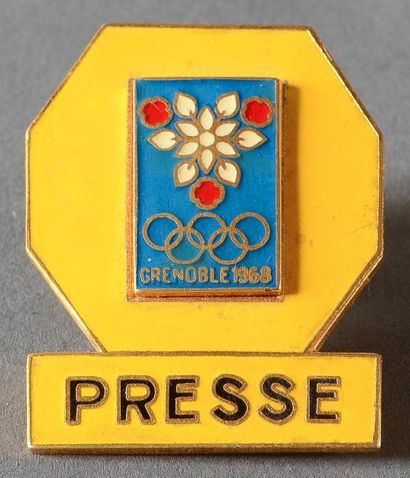 1968. Grenoble Badge officiel «Presse». émaillé fond jaune, par Arthus Bertrand....