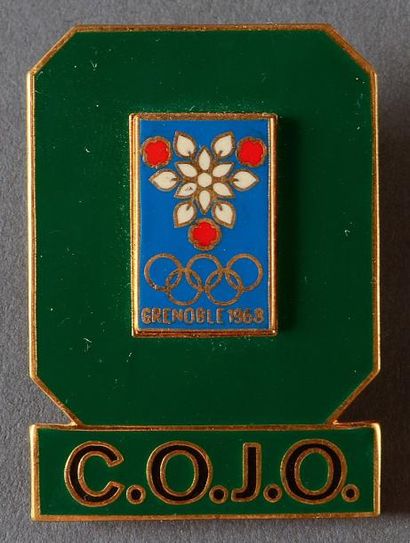 1968. Grenoble Badge officiel «C.O.J.O». émaillé fond vert. Par Arthus Bertrand....