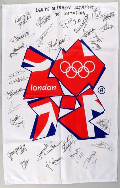 2012. Londres Drapeau officiel des Jeux avec les signatures des membres de l?équipe...