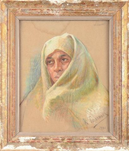Renée TOURNIOL (1876-1953) Femme orientale 1930 Pastel sur toile signé en bas à droite...