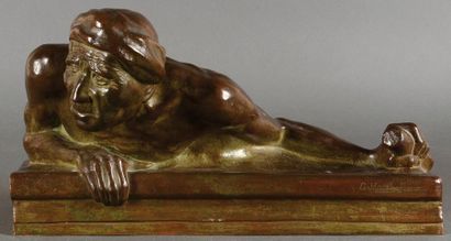 Gaston HAUCHECORNE (1880-1945) Pirate Malais Bronze à patine brune signé sur la terrasse....