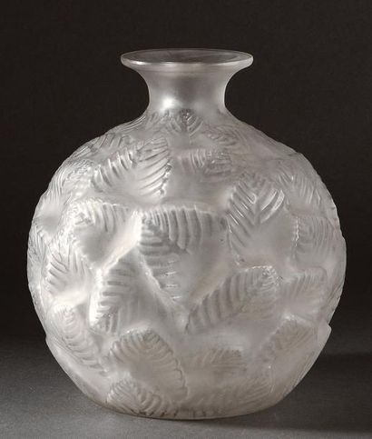 RENE LALIQUE (1860-1945) Vase Ormeaux, corps boule à col évasé en verre incolore,...