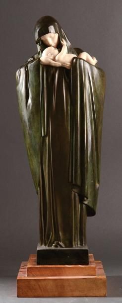 Lucienne Antoinette HEUVELMANS (1885- ) Vierge à l'enfant. Sculpture chryséléphantine...