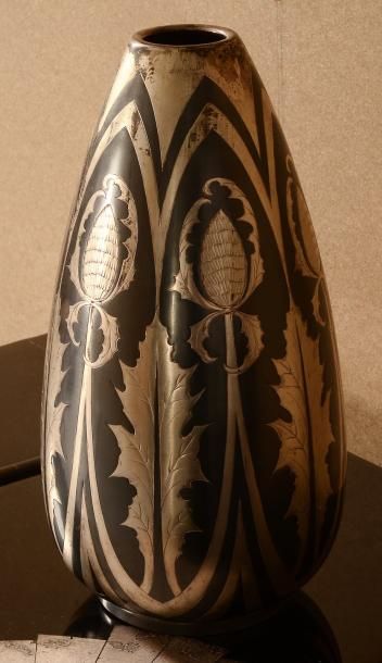 null Vase en dinanderie à décor gravé et argenté de chardons. H.:35 cm