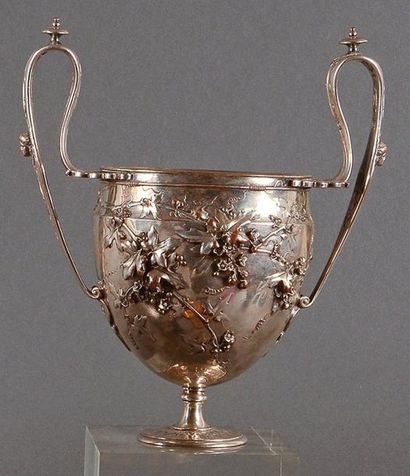 F.BARBEDIENNE Coupe sur pied à deux hautes anses en bronze argenté à décor naturaliste...