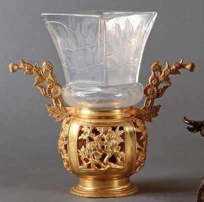 null Vase japonisant en bronze doré et cristal gravé à décor. La monture en bronze...