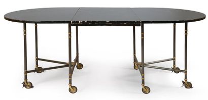 Maison JANSEN (1880-1989) Table de salle à manger pliante, modèle Royal, a une allonge....