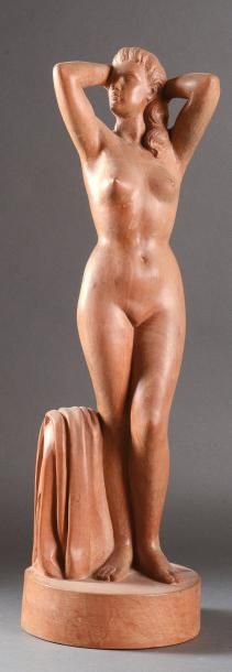 M.ROBERT. (XXe) Nue de femme. Taille directe sur bois. Vers 1940. H.: 55,5 cm