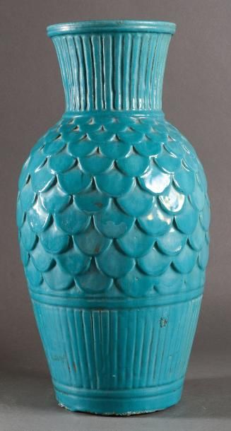 LACHENAL (att à) Important vase balustre à col évasé en céramique turquoise, décor...