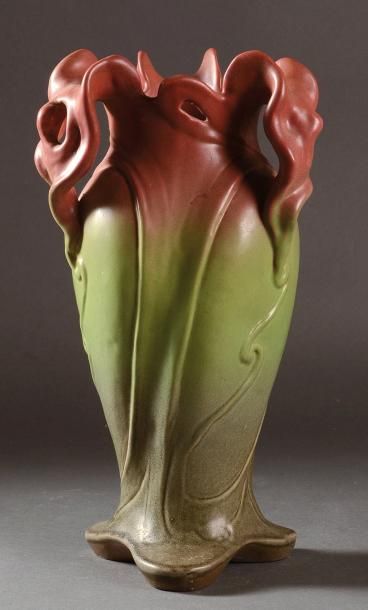 Jean MASSIER (1977-1937) Vase à trois anses art nouveau en faïence à couverture matte,...